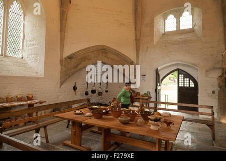 Un turista nel XIII secolo Abbotts cucina, parte delle rovine della Abbazia di Glastonbury, Glastonbury, Somerset England Regno Unito Foto Stock