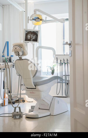 Poltrona del dentista rivolta verso lo schermo con x-ray, Monaco di Baviera, Germania Foto Stock