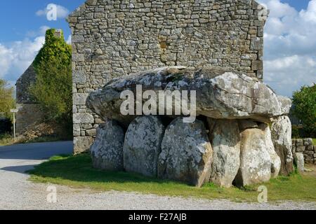 Il massiccio del Neolitico Crucuno preistorici Dolmen nel villaggio di Crucuno, Bretagna Francia Foto Stock