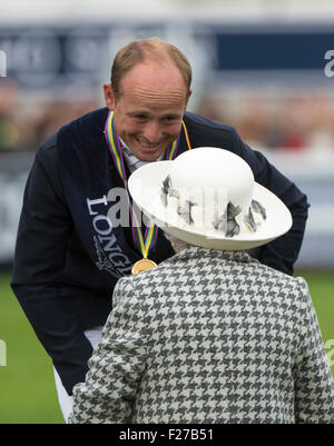 13 settembre 2015, Blair Atholl, Scozia. HRH Queen Elizabeth II presenta Michael Jung [GER] con i singoli Medaglia d'oro. Il Longines FEI European Eventing Championships 2015 Castello di Blair. Foto Stock