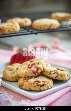 Senza glutine biscotti frollini con fragole fresche Foto Stock