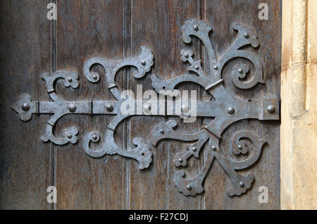 Decorativa cerniera di metallo su una vecchia porta di legno Foto Stock