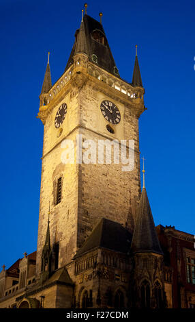 Praga municipio nella notte, vista dal basso Foto Stock