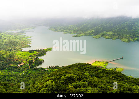 Paesaggio di i Ghati Occidentali e dighe in monsoni, India. Foto Stock