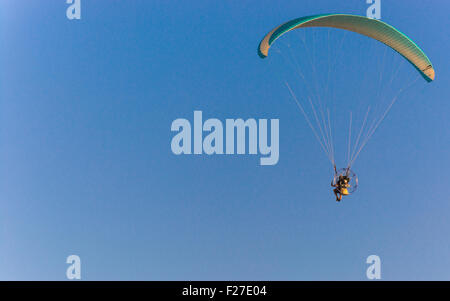 Powered parachute in volo. Una possibilità per chiunque di sperimentare il volo a basso costo. Foto Stock