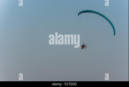 Powered parachute in volo. Una possibilità per chiunque di sperimentare il volo a basso costo. Foto Stock