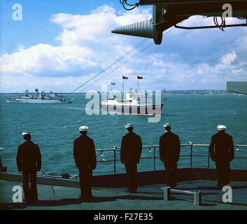 AJAXNETPHOTO - (PMO) 16 maggio 1969. SPITHEAD, Inghilterra. - ROYAL ISPEZIONE - il Royal Yacht Britannia portando la regina Elisabetta II, il Duca di Edimburgo e Princess Anne, raffigurato OFF SPITHEAD dal ponte della USS WASP, DURANTE IL ROYAL revisione di 61 navi da guerra di dodici N.A.T.O. (Organizzazione del trattato del Nord Atlantico) paesi. Foto:JONATHAN EASTLAND/AJAX REF:C6919 10C Foto Stock