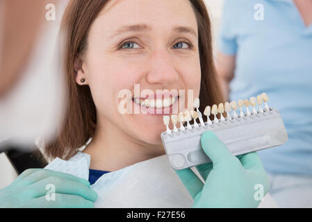 Dentista e paziente selezionando il colore dei denti, Monaco di Baviera, Germania Foto Stock