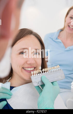 Dentista e paziente selezionando il colore dei denti, Monaco di Baviera, Germania Foto Stock