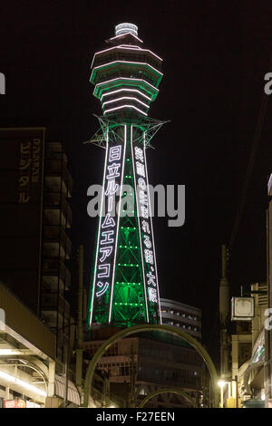 Torre Tsutenkaku di notte, Shinsekai distretto di Naniwa-ku, Osaka, Giappone. Di proprietà di Tsūtenkaku Kanko Co., Ltd. la 'Torre Reachi Foto Stock