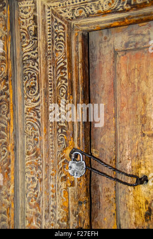 Il vecchio si blocca in corrispondenza di porte nel monastero di tabo in spiti valley india Foto Stock