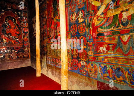 Dipinti colorati al monastero di tabo, India Foto Stock