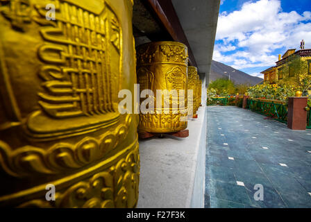 Ruote della preghiera presso il monastero di tabo india Foto Stock