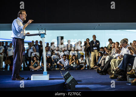 Lleida, in Catalogna, Spagna. Xiii Sep, 2015. Il Primo Ministro spagnolo Mariano Rajoy gesti come egli parla al podio in occasione di un incontro a LLeida durante una campagna di rally per il 2015 elezioni catalano © Matthias Oesterle/ZUMA filo/Alamy Live News Foto Stock