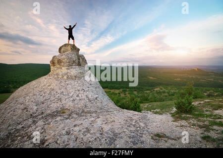 L'uomo sul picco di montagna. Scena emotiva. Foto Stock