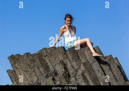 Donna sulla roccia vulcanica, Panska Skala, Kamenicky Senov, Boemia settentrionale, Repubblica Ceca, Europa Foto Stock