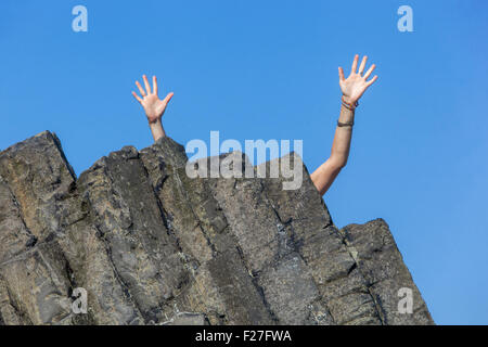 La donna le mani e la roccia vulcanica, Panska Skala, Kamenicky Senov, Boemia settentrionale, Repubblica Ceca, Europa Foto Stock