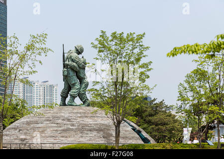 Statua di fratelli presso il Memoriale di guerra di Corea, Yongsan-dong di Seoul, Corea del Sud. Foto Stock