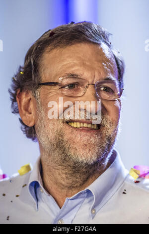 Lleida, in Catalogna, Spagna. Xiii Sep, 2015. Il Primo Ministro spagnolo Mariano Rajoy ride come i confetti cade al termine di una riunione in LLeida durante la campagna elettorale per il 2015 elezioni catalano © Matthias Oesterle/ZUMA filo/Alamy Live News Foto Stock