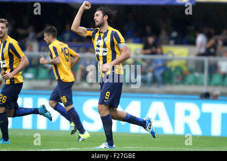 L'Italia, Verona: Hellas Verona Inoltra Luca Toni celebra dopo un goal 1-0 durante il campionato italiano di una partita di calcio tra Hellas Verona FC v Torino FC presso lo Stadio Bentegodi, il 13 settembre, 2015 a Verona Foto Stock
