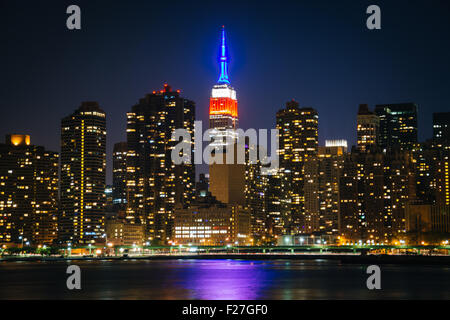 Vista dell'Empire State Building da Gantry Plaza del parco statale, nella città di Long Island, Queens, a New York. Foto Stock