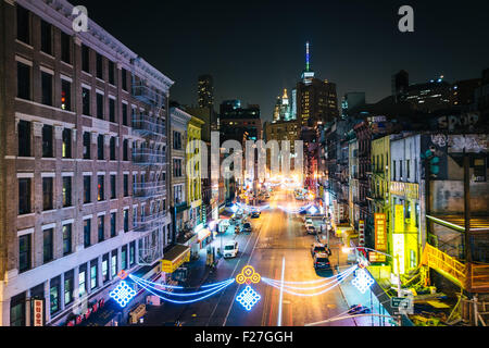 Vista di East Broadway di notte, nel Lower East Side di Manhattan, New York. Foto Stock