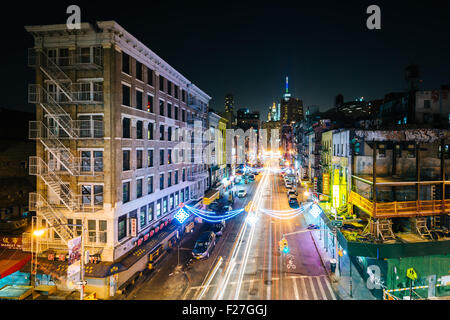 Vista di East Broadway di notte, nel Lower East Side di Manhattan, New York. Foto Stock