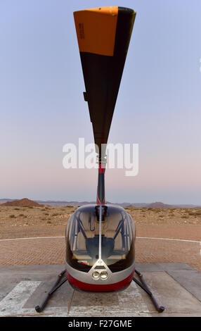 Elicottero parcheggiato nel deserto del Namib, il Namib-Naukluft Parco Nazionale della Namibia. Foto Stock