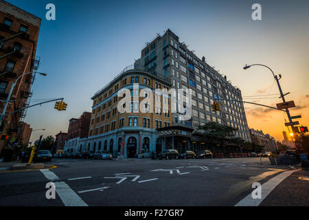 Tramonto visto nel punto di intersezione tra la Broadway e Berry Street a Williamsburg, Brooklyn, New York. Foto Stock