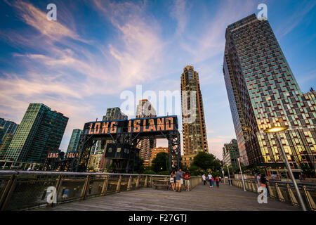 Pier e Long Island City al tramonto, visto dal gantry Plaza del parco statale, Queens, a New York. Foto Stock