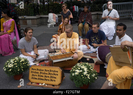 I membri dell'Hare Krishna circolazione cantando in Manhattan's Union Square Park. Foto Stock