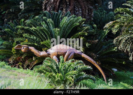 Metallo scultura di dinosauri in Kirstenbosch National Botanical Gardens, Città del Capo Sud Africa Foto Stock