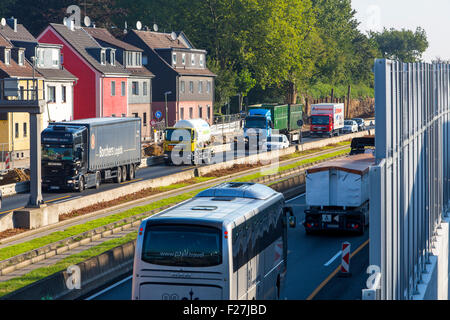 Rumorosità elevata barriera lungo un40 Autobahn, autostrada, a Essen in Germania, in case private in piedi a soli dieci metri di distanza dalla corsia Foto Stock