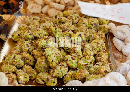 Deliziosa pasta siciliana di mandorle sul vassoio Foto Stock