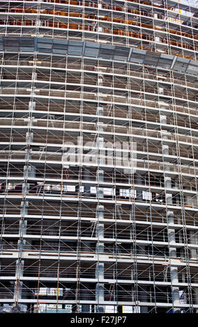 Ponteggio a copertura di un edificio in costruzione Foto Stock