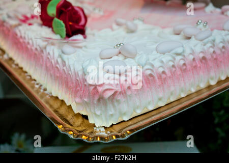 Rose torta di nozze sul vassoio Foto Stock