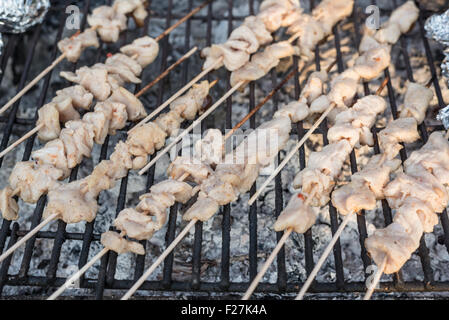 Marinata di spiedini di pollo su una griglia per il barbecue Foto Stock