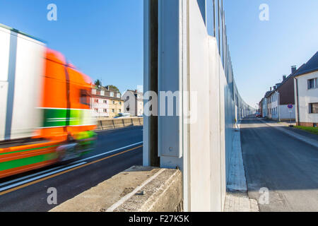 Rumorosità elevata barriera lungo un40 Autobahn, autostrada, a Essen in Germania, in case private in piedi a soli dieci metri di distanza dalla corsia Foto Stock