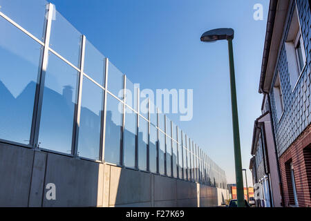 Rumorosità elevata barriera lungo un40 Autobahn, autostrada, a Essen in Germania, in case private in piedi a soli dieci metri di distanza dalla corsia Foto Stock