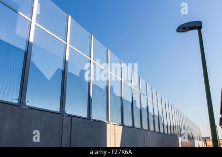 Rumorosità elevata barriera lungo un40 Autobahn, autostrada, a Essen in Germania, in case private in piedi a soli dieci metri di distanza dalla corsia Foto Stock