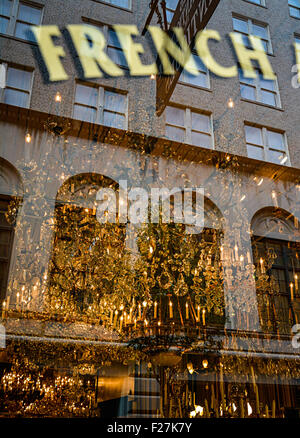 Un opulento lampadario può essere visto nel riflettere vetrina del francese negozio di antiquariato sulla Royal Street; New Orleans; LA Foto Stock