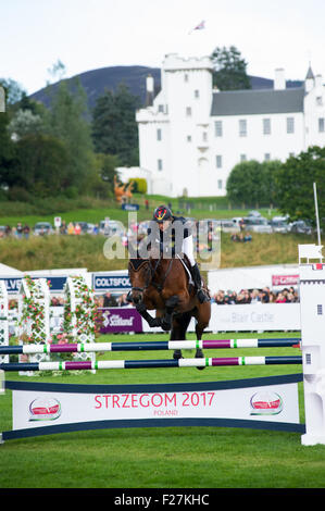 Blair Atholl, Scozia xiii del settembre 2015. Longines FEI European Eventing Champions tenutasi a Blair Atholl station wagon. Il giorno finale di 3 giorni della manifestazione consisteva di show jumping e vari altri cavallo che mostra gli eventi. Alcuni dei migliori piloti al mondo erano presenti per competere al concorso. Credito: Andrew Steven Graham/Alamy Live News Foto Stock