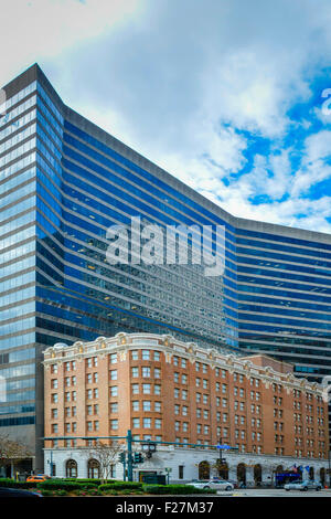 Un punto di riferimento storico antico edificio della banca è ora Whitney Hotel sopraffatte dalla Poydras Office Center di New Orleans, LA Foto Stock