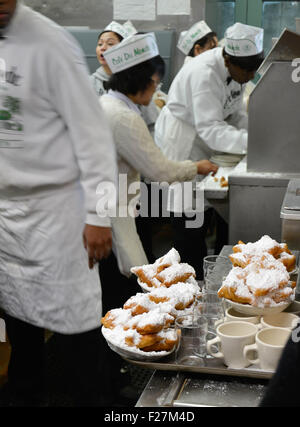 I camerieri nella cucina del Café du Monde preparazione Beignets e caffè au Laits nel Quartiere Francese, New Orleans, LA Foto Stock