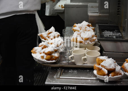 I camerieri nella cucina del Café du Monde preparazione Beignets e caffè au Laits nel Quartiere Francese, New Orleans, LA Foto Stock