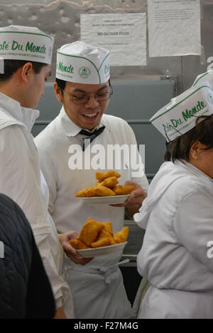 I camerieri nella cucina del Café du Monde preparazione Beignets e caffè au Laits nel Quartiere Francese, New Orleans, LA Foto Stock