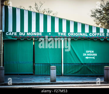 Il verde e bianca a strisce tenda presso il Cafe du Monde, Quartiere Francese casa della famosa in tutto il mondo beignets e i cappuccini in New Orleans Foto Stock