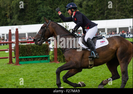 Blair Atholl, Scozia xiii del settembre 2015. Longines FEI European Eventing Champions tenutasi a Blair Atholl station wagon. Il giorno finale di 3 giorni della manifestazione consisteva di show jumping e vari altri cavallo che mostra gli eventi. Alcuni dei migliori piloti al mondo erano presenti per competere al concorso. Credito: Andrew Steven Graham/Alamy Live News Foto Stock