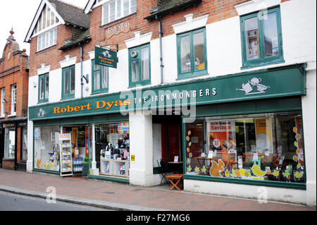 Godalming Surrey UK - Robert Dyas ferramenta negozio in strada alta. Foto Stock