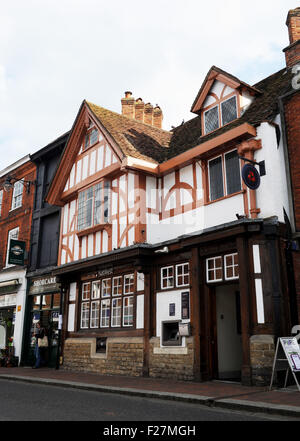 Godalming Surrey UK - NatWest bank branch in legno incorniciata edificio in strada alta. Foto Stock